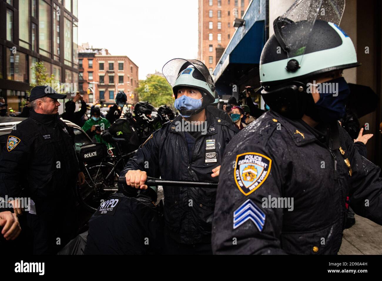 New York, Usa. November 2020. Beamte des New Yorker Polizeidezernats haben einen Anti-Trump-Protest am 1. November 2020 in New York, New York, befragt. Foto: Chris Tuite/ImageSPACE/Sipa USA Kredit: SIPA USA/Alamy Live News Stockfoto