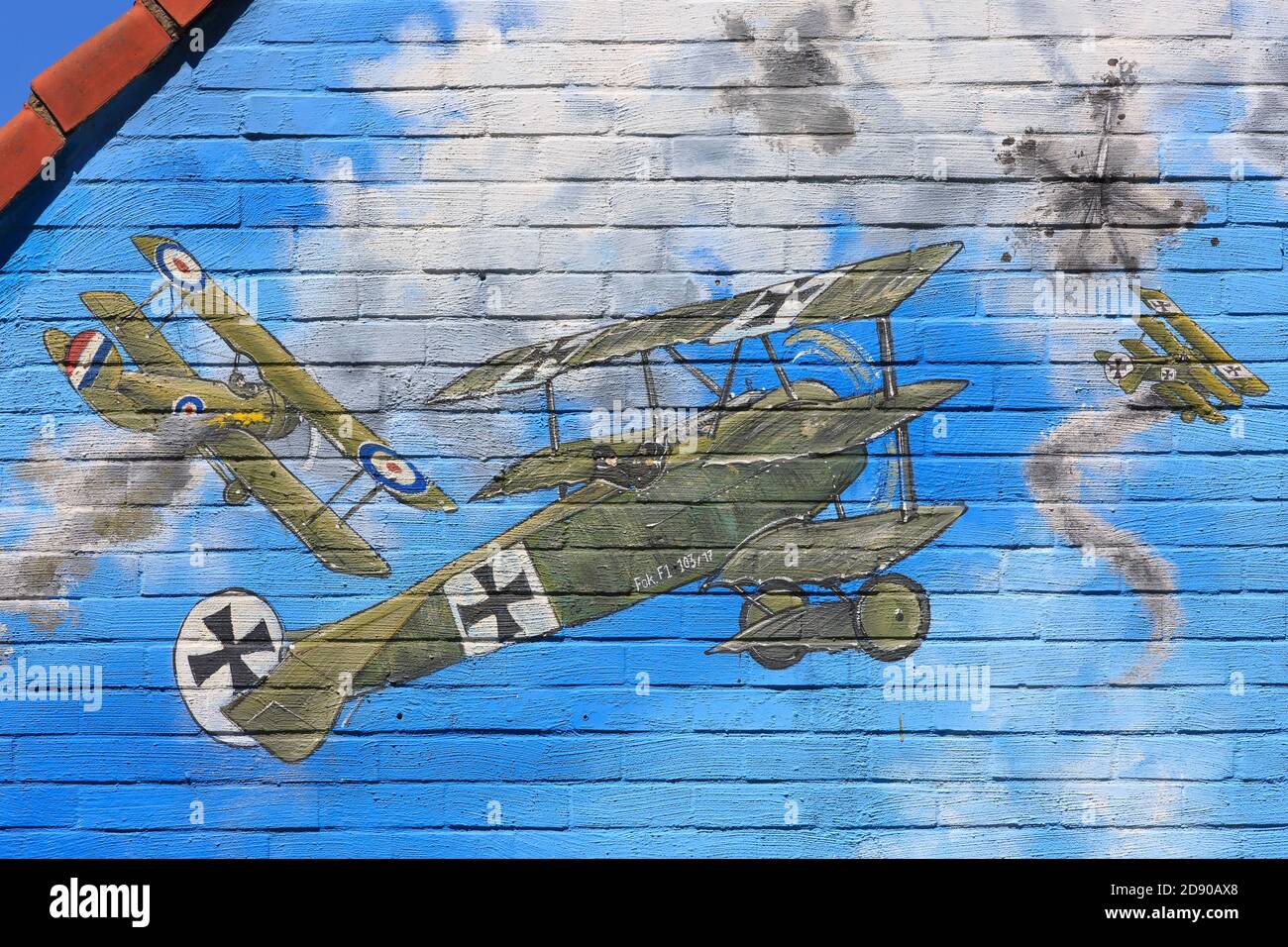 Wandmalerei mit britischen und deutschen Kampfflugzeugen an der Fassade des Dreve Restaurants/Cafés in Polygon Wood bei Zonnebeke, Belgien Stockfoto