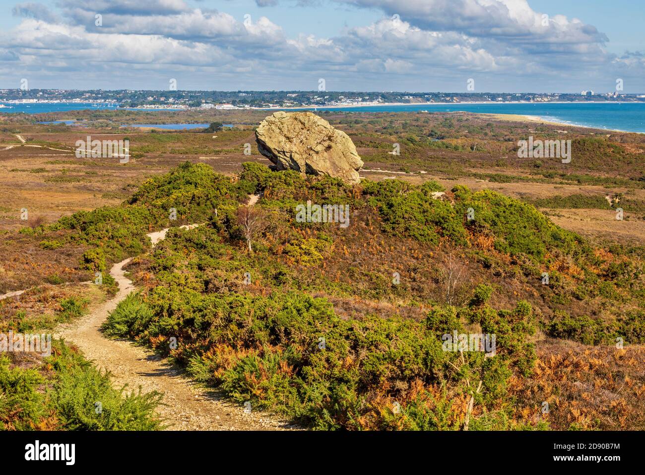 Agglestone Rock auf Godlingston Heath mit Studland Beach und Sandbanks in der Ferne, Dorset, England Stockfoto