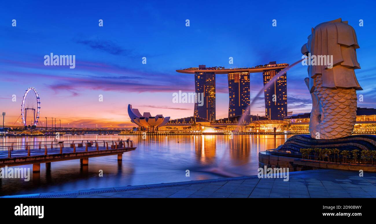 Singapur STADT SINGAPUR: 13. Februar 2020: Singapur Merlion Park im Stadtzentrum von Singapur Geschäftsviertel bei Sonnenaufgang Stockfoto