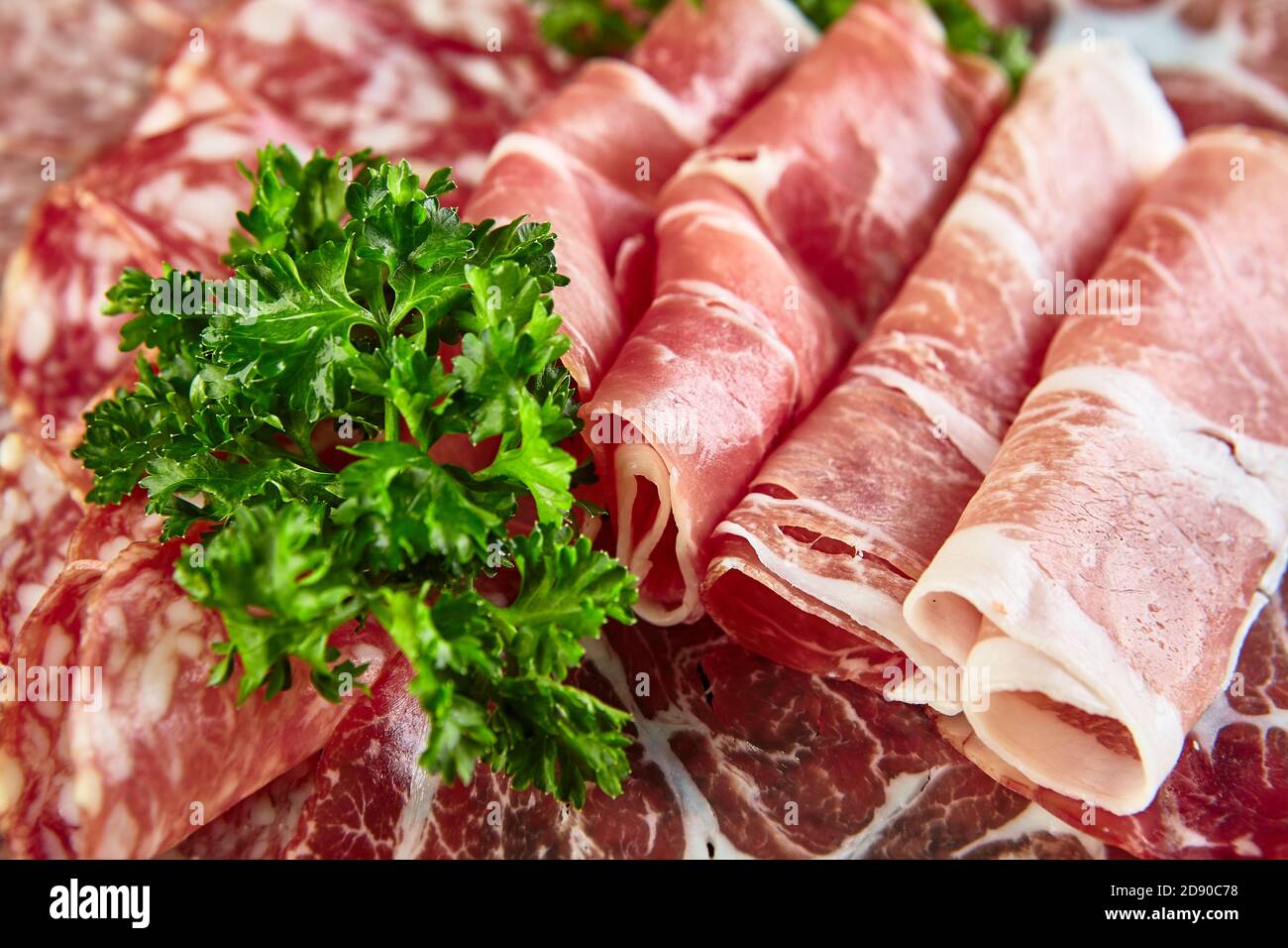 Teller mit verschiedenen Arten von geräucherten Würsten, Salami und Fleisch, Nahaufnahme Stockfoto