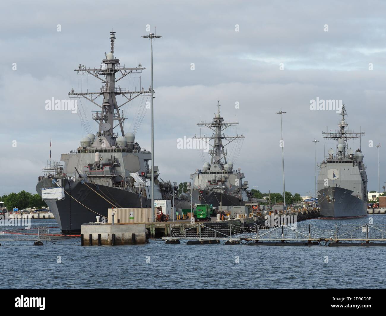 Mehrere Schiffe ankern im Marinestützpunkt Norfolk. Stockfoto