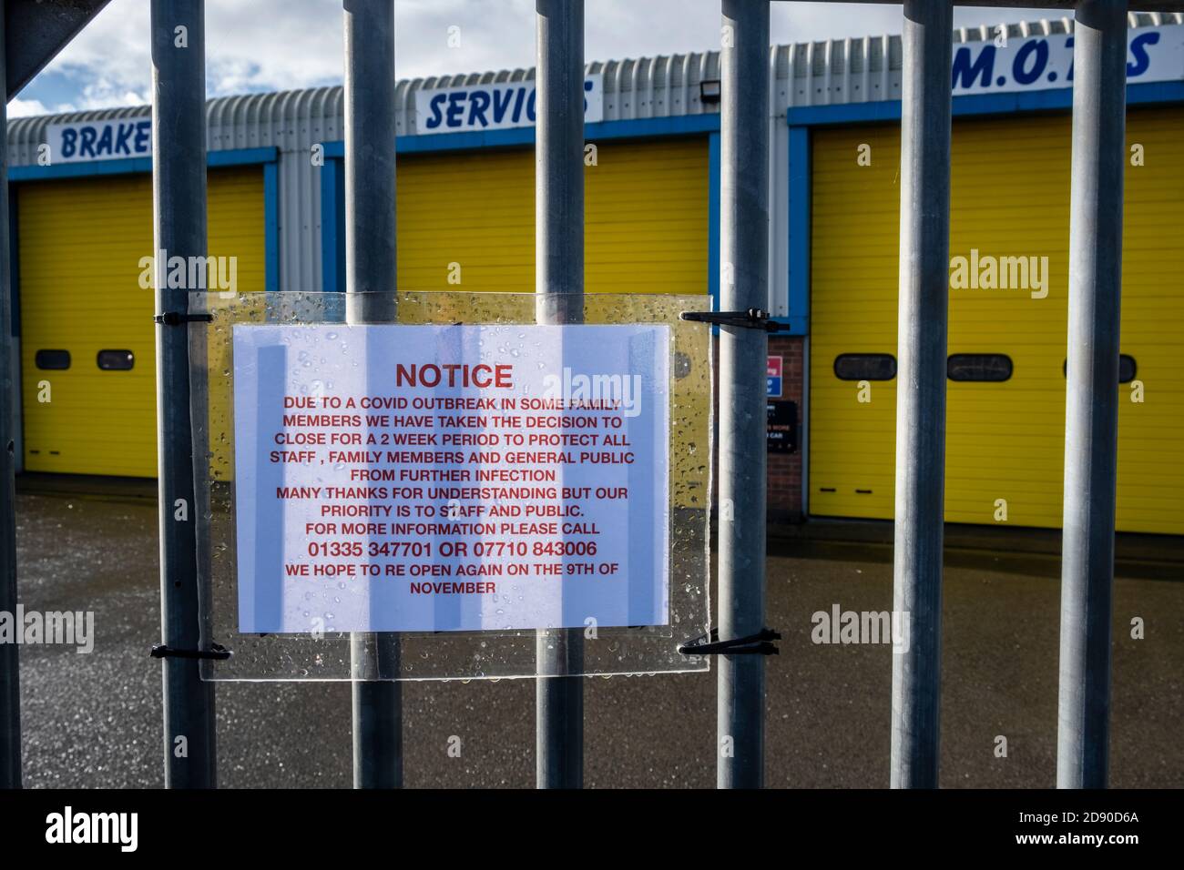 Ein Hinweis auf einer Garage informiert Kunden, dass es wegen eines Ausbruchs von Covid-19 in der Familie, die das Unternehmen besitzt, Ashbourne, Derbyshire geschlossen ist Stockfoto