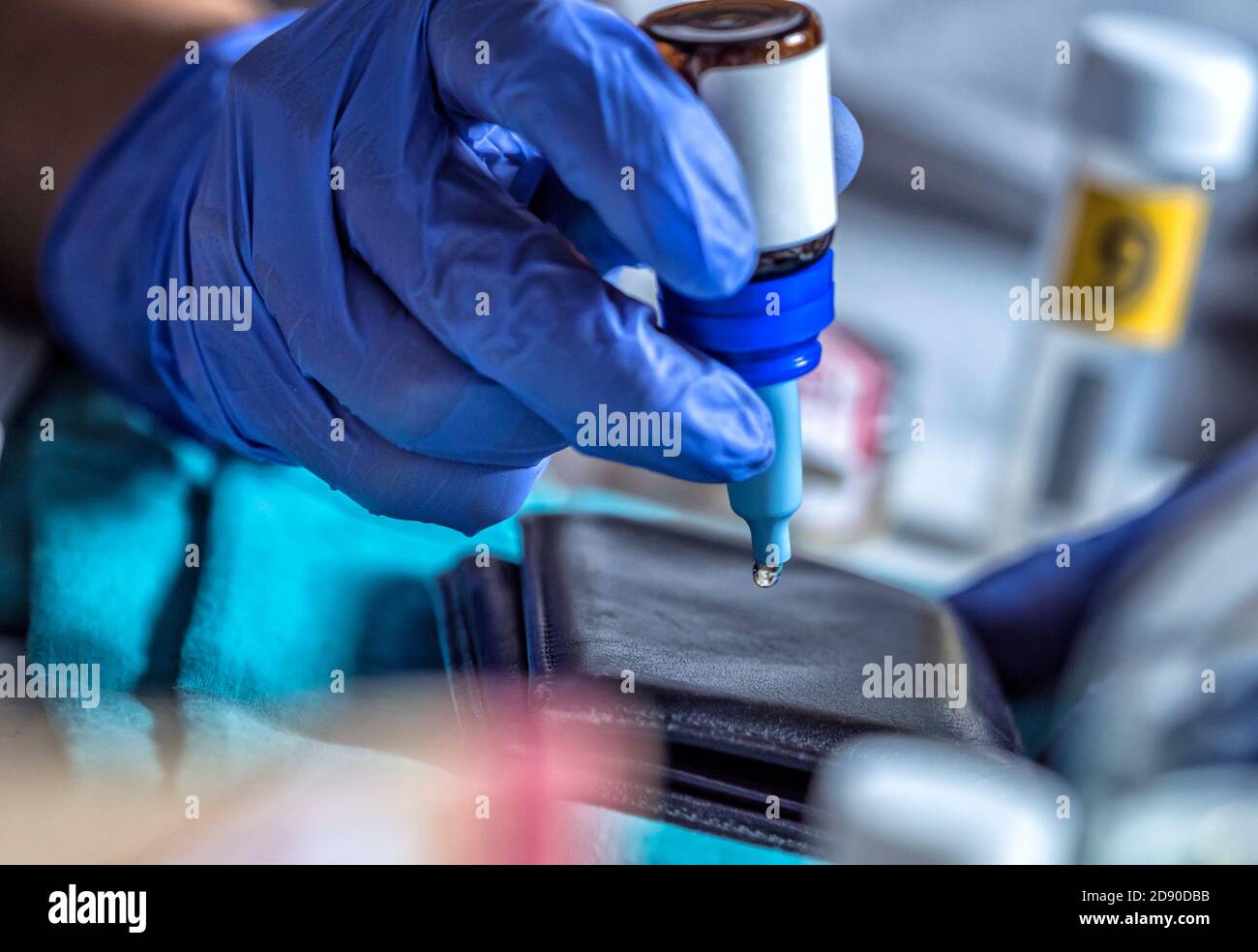 Polizei Spezialist untersucht Wallet DNA in einem Tatort zu sortieren, konzeptionelle Bild Stockfoto