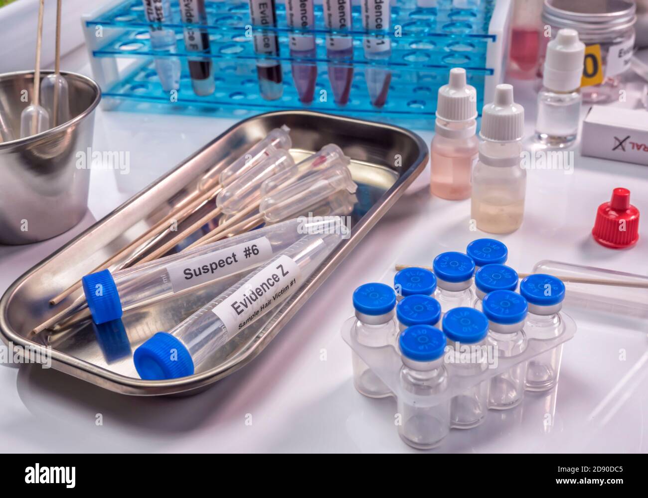 Hämatologische Analyse mit forensischem Testkit in einem Mord in einem Kriminallabor, konzeptionelles Bild Stockfoto