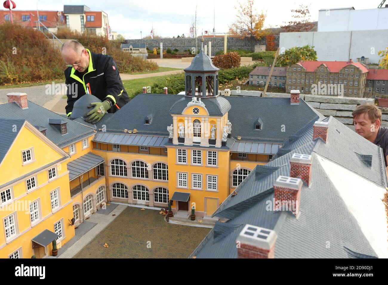 Wernigerode, Deutschland. November 2020. Ein Modell des großen Schlosses in Blankenburg wird demontiert und für die Winterpause im Miniaturpark 'kleiner Harz' gelagert. Der Miniaturpark 'kleiner Harz' ist eine der meistbesuchten Freizeitanlagen im Harz. Etwa 60 Sehenswürdigkeiten des Harzes sind im Maßstab 1:25 nachgebildet und auf der 1.5 Hektar großen Fläche dargestellt. Quelle: Matthias Bein/dpa-Zentralbild/dpa/Alamy Live News Stockfoto