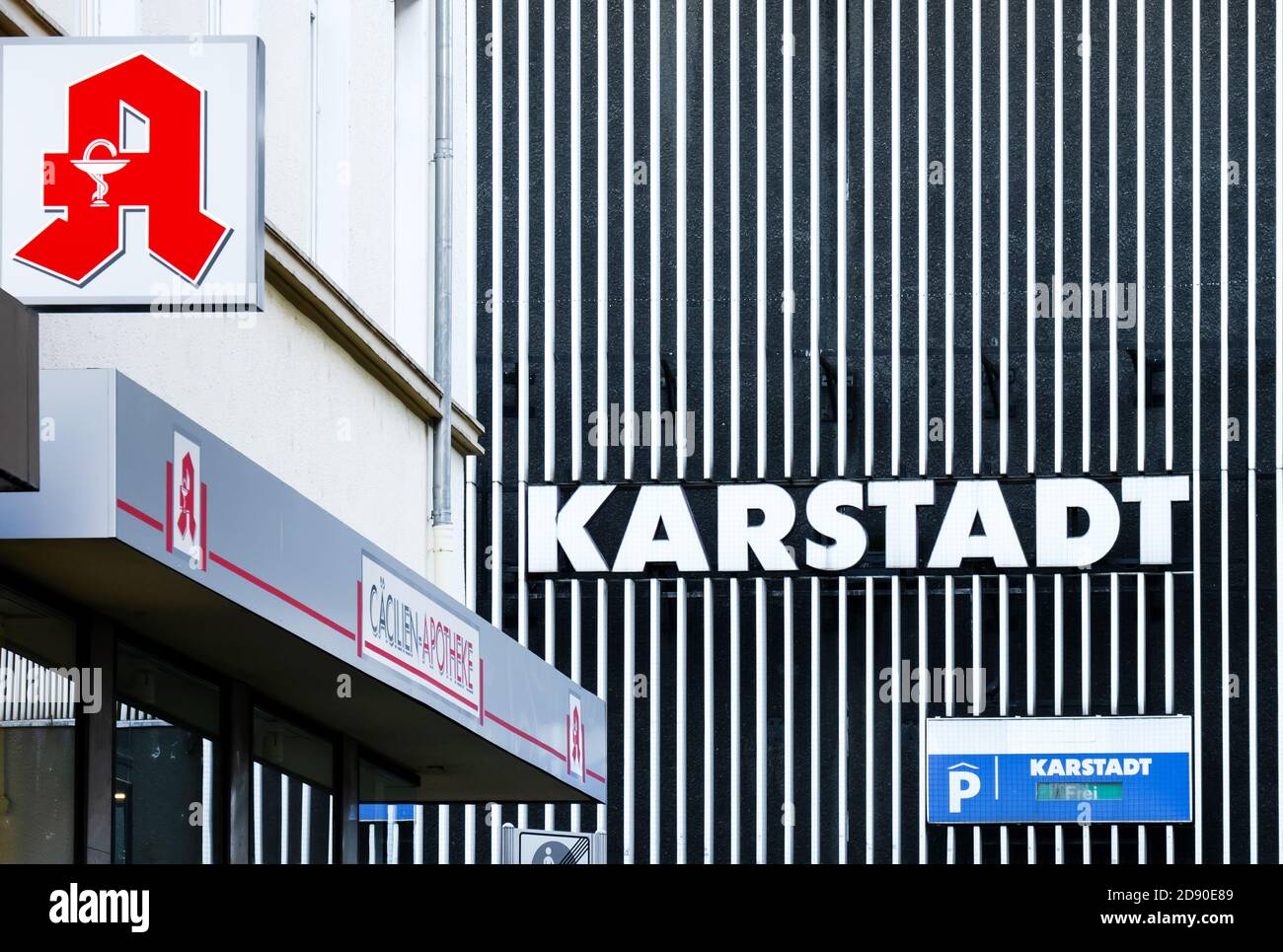 Karstadt-Logo und Emblem einer Apotheke an einer Fassade in Wiesabden. Stockfoto