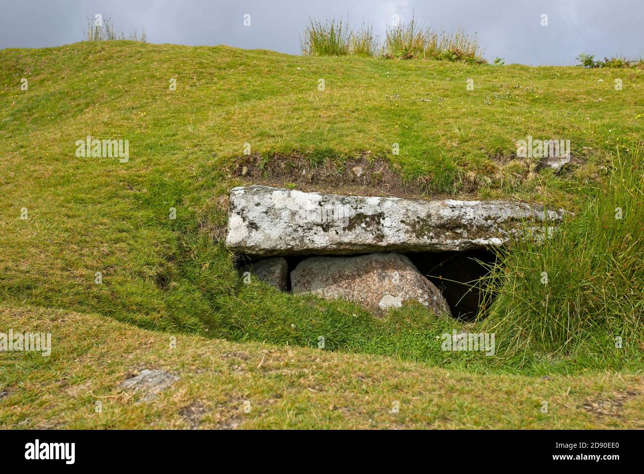 Eintritt zu Rillaton Barrow, einem alten bronzezeitlichen Rundkarren, Grabkammer, Minions, Cornwall, England, Großbritannien. Stockfoto