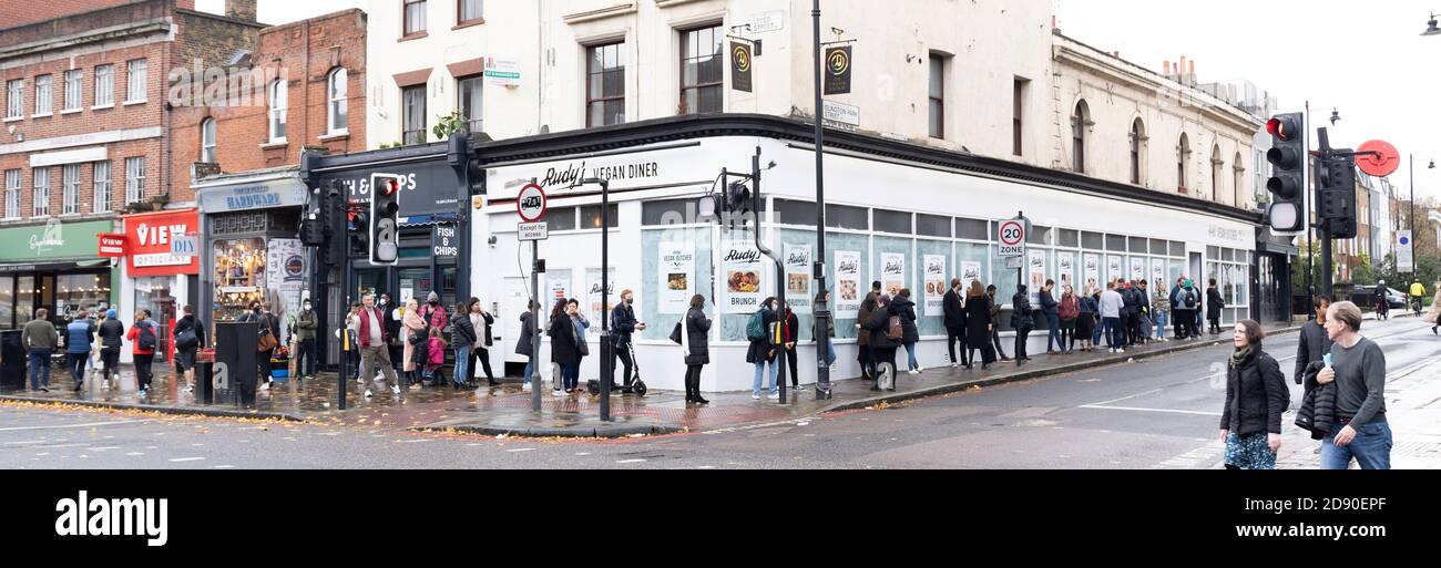 Rudys Vegan Butcher Delikatessen eröffnet in Islington London mit einem Ausverkaufstag. Eine Stunde vorher bildeten sich Warteschlangen, bis alle Produkte ausverkauft waren. Stockfoto