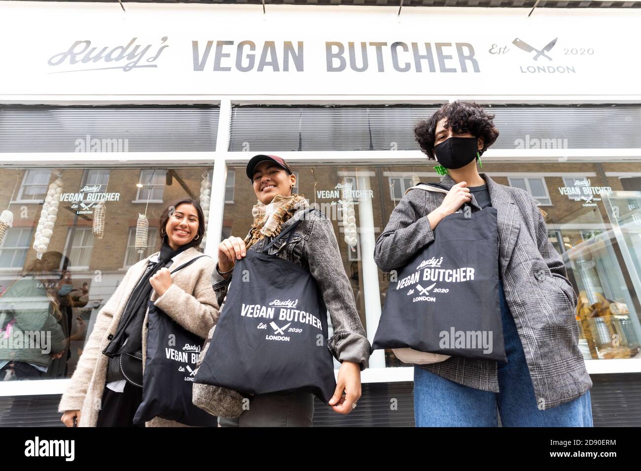 Rudys Vegan Butcher Delikatessen eröffnet in Islington London mit einem Ausverkaufstag. Eine Stunde vorher bildeten sich Warteschlangen, bis alle Produkte ausverkauft waren. Stockfoto