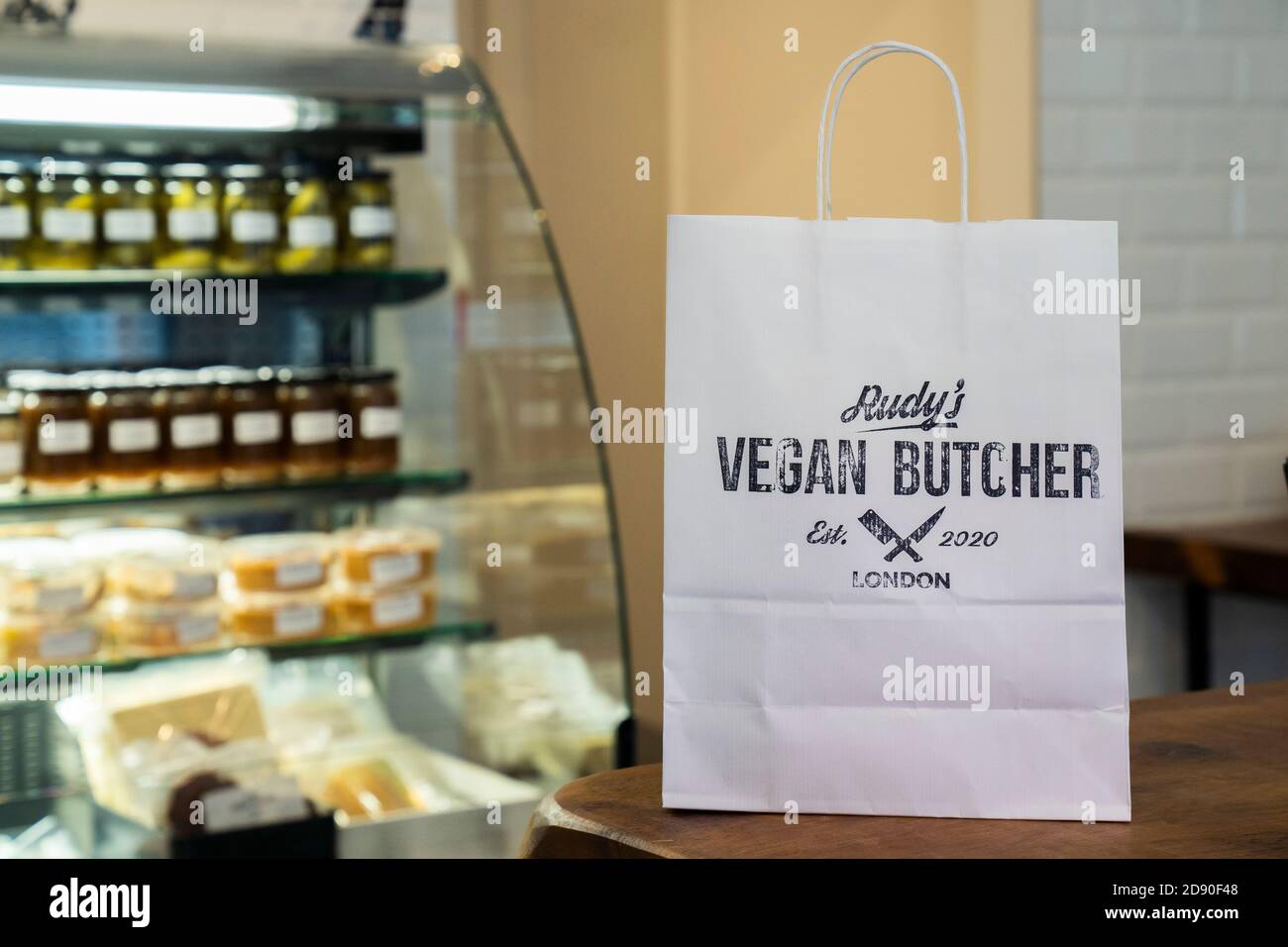 Rudys Vegan Butcher Delikatessen eröffnet in Islington London - ihr Kühlschrank mit grausamfreien Lebensmitteln. Stockfoto