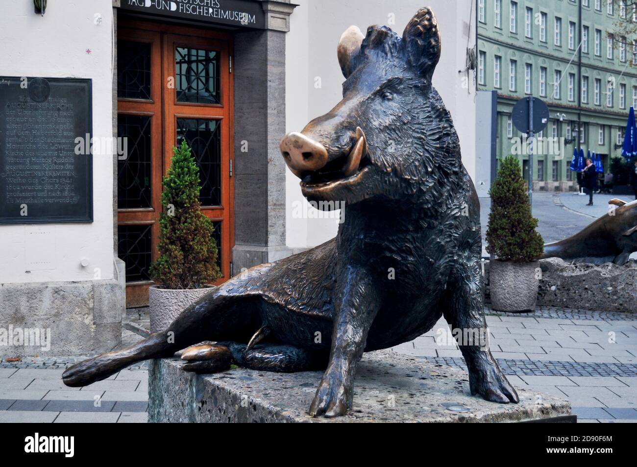 Sitzender Keiler Wildschweinstatue in Neuhauser Straße Main Shopping Straße für deutsche und ausländische Reisende zu besuchen München Hauptstadt Cit Stockfoto