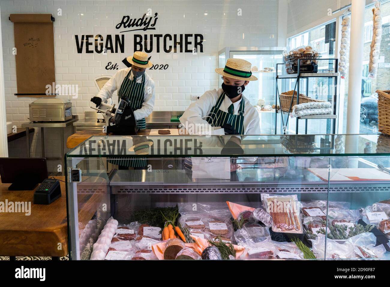 Das Personal des Rudys Vegan Butcher Delikatessengeschäfts wird in Islington London eröffnet. Stockfoto