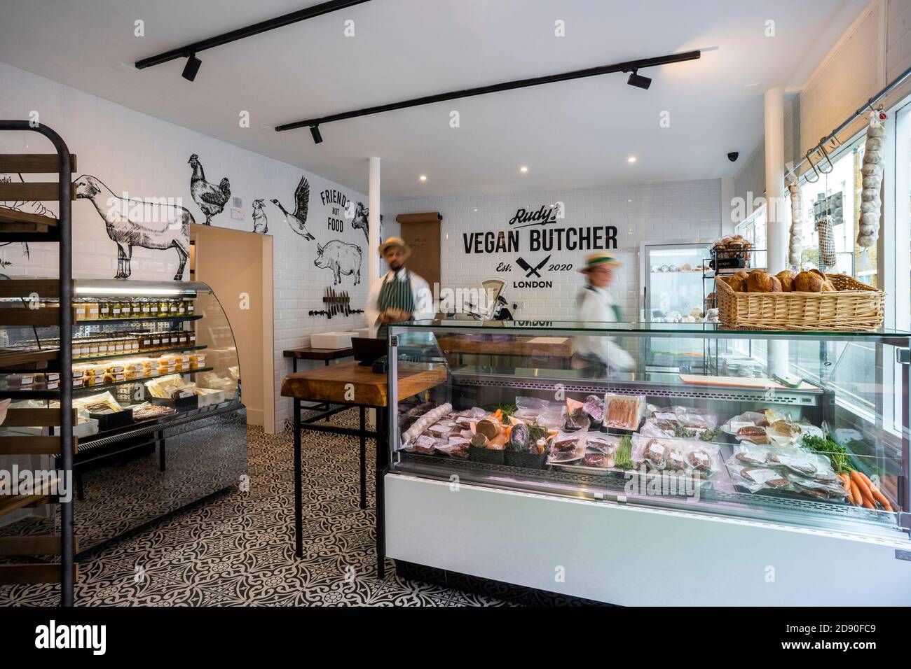 Das Personal des Rudys Vegan Butcher Delikatessengeschäfts wird in Islington London eröffnet. Stockfoto
