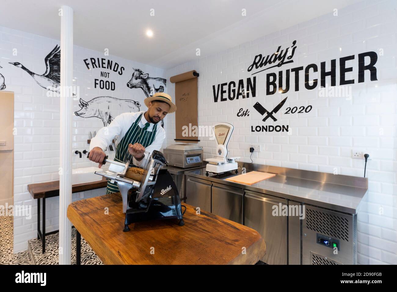 Rudys Vegan Butcher Delikatessengeschäft wird in Islington London eröffnet. Bild zeigt 'Metzger' Scheiben Fleischersatz. Stockfoto