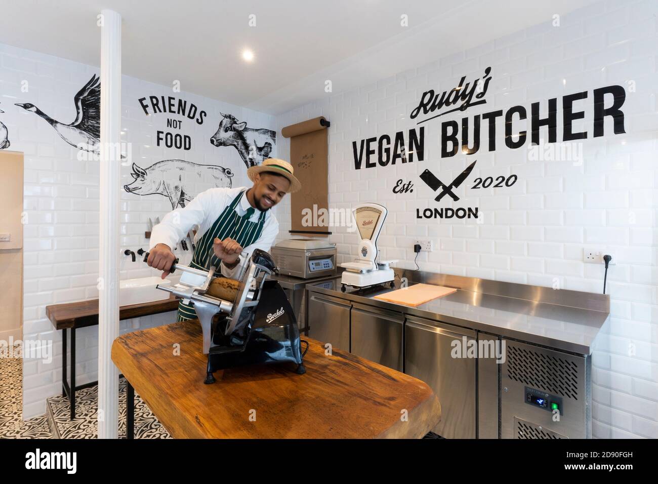 Rudys Vegan Butcher Delikatessengeschäft wird in Islington London eröffnet. Bild zeigt 'Metzger' Scheiben Fleischersatz. Stockfoto