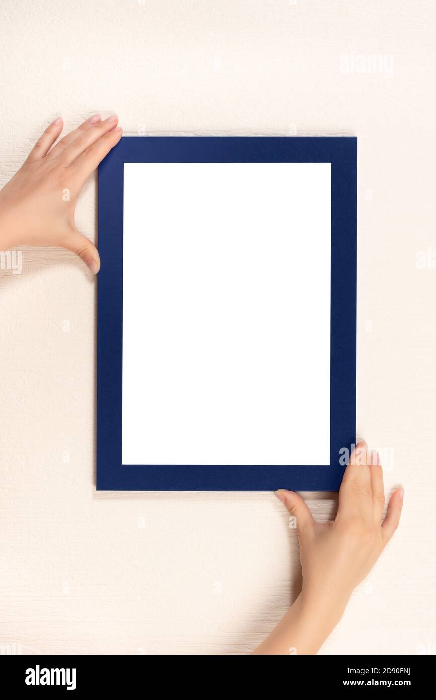 Mockup Diplom. Frau hängen Fotorahmen mockup an der Wand. Zertifikat, Diplom, Bild, Dankbarkeit weißen Rahmen mockup Stockfoto