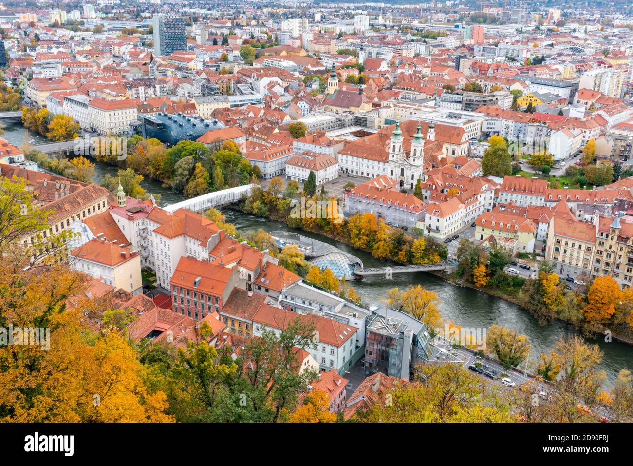 Graz und Mur n Steiermark. Hauptstadt der Steiermark Region in Österreich, Europa. Panoramablick auf die Stadt. Stockfoto