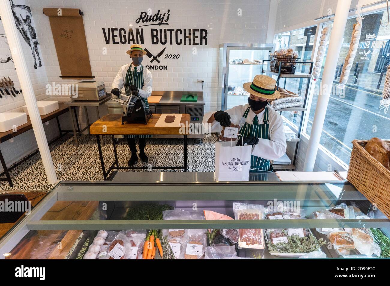 Das Personal des Rudys Vegan Butcher Delikatessengeschäfts wird in Islington London eröffnet. Stockfoto