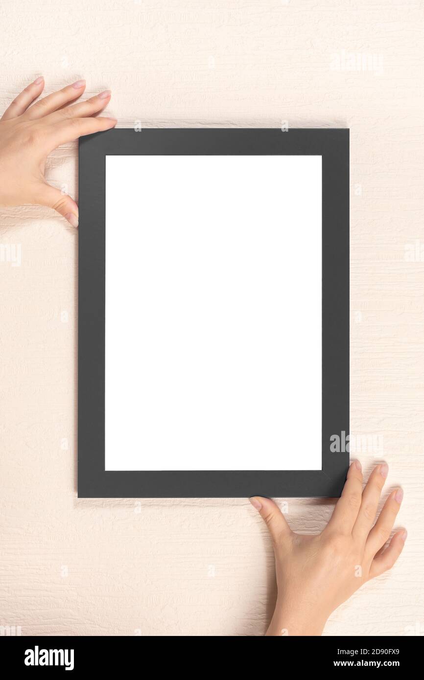 Trauerrahmen, Hände hängen an der Wand schwarz Rahmen mockup Stockfoto