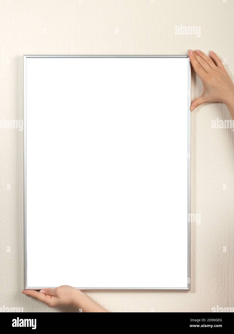 Zertifikat, Diplom, Bild, Dankbarkeit weißen Rahmen mockup. Frau, die ein Fotorahmen-Modell an einer weißen Wand aufhängt. Stockfoto