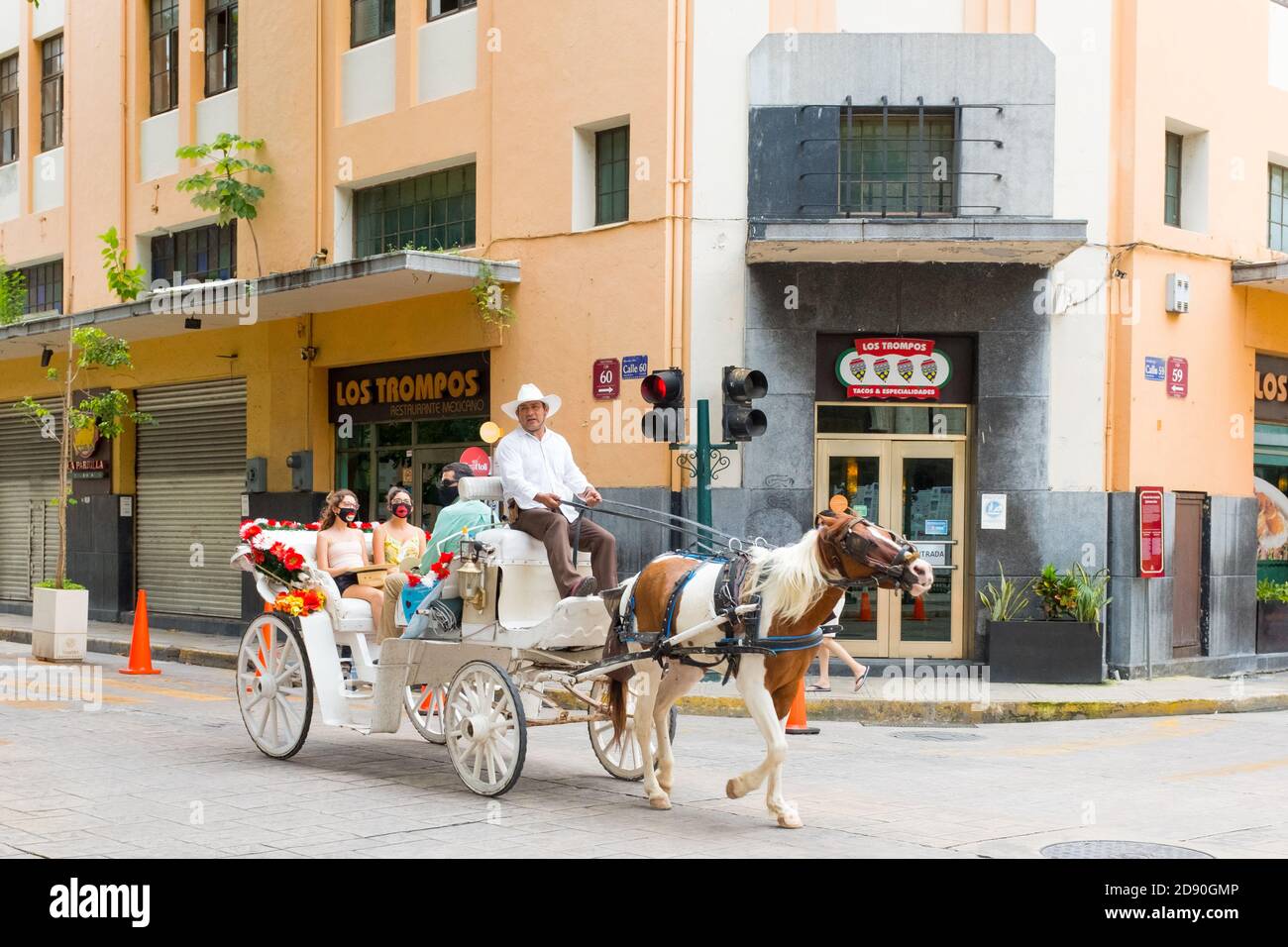 Touristen, die Merida während der Pandemie von Covid19 mit einer Pferdekutsche besichtigen, in einem meist leeren Stadtzentrum, Merida Mexiko Stockfoto
