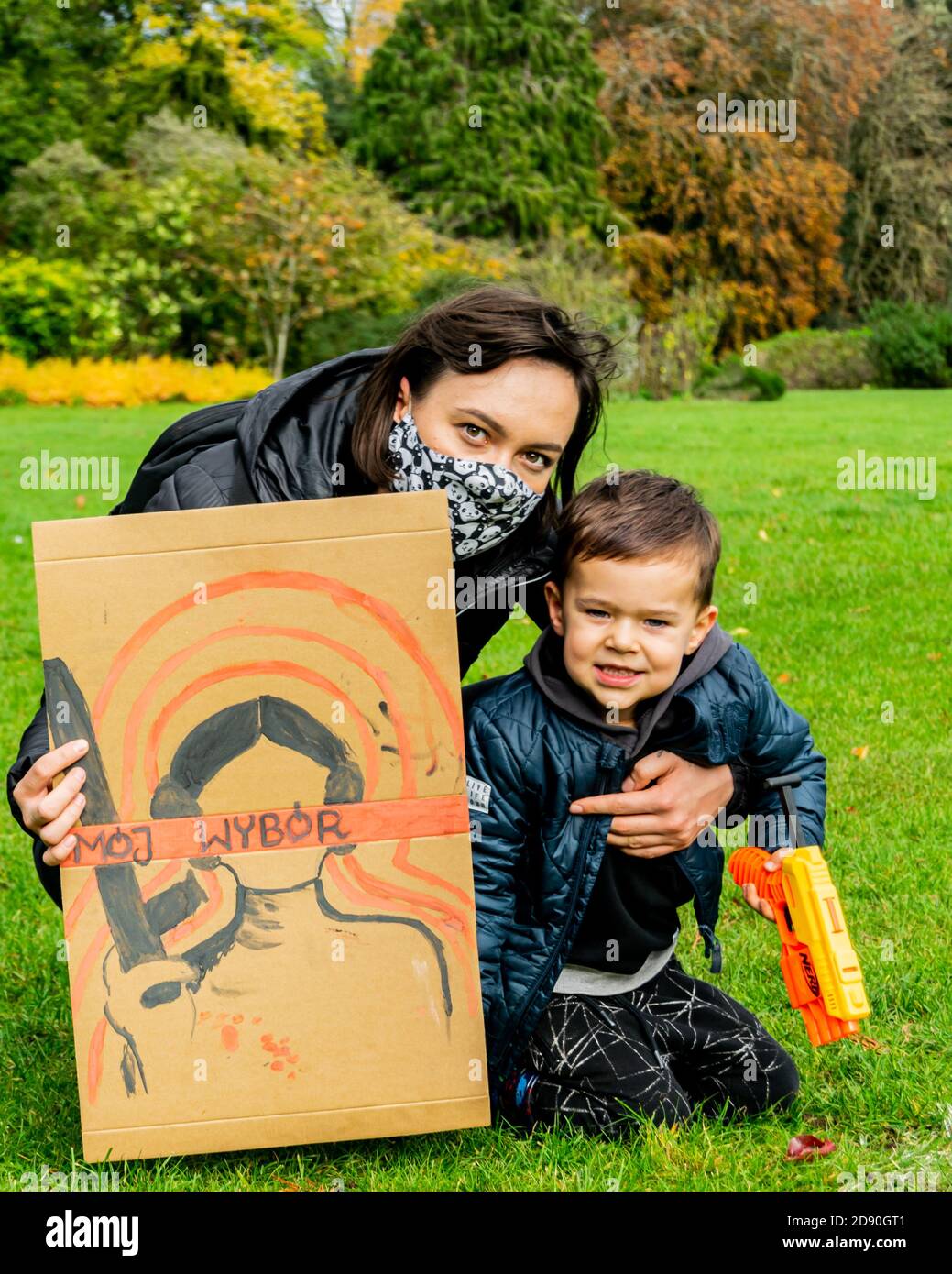 Oxford, Vereinigtes Königreich - 1. November 2020: Polnische Pro-Choice-Proteste in University Parks Oxford, Frauen und Männer protestieren friedlich gegen die Anti Stockfoto