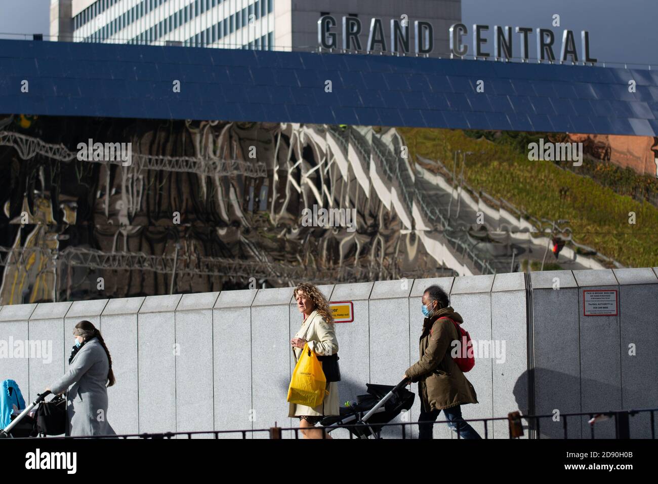 Frauen gehen die Straße entlang am Grand Central Bahnhof in Birmingham, Großbritannien Stockfoto