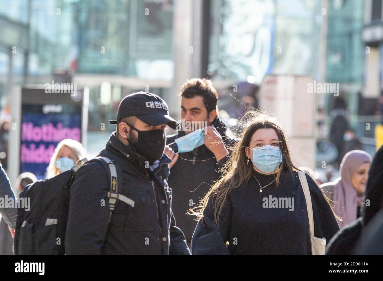 Shopper in Birmingham City Centre, bevor das Land fallen gelassen wird In die einmonatige nationale Sperre am Donnerstag Stockfoto