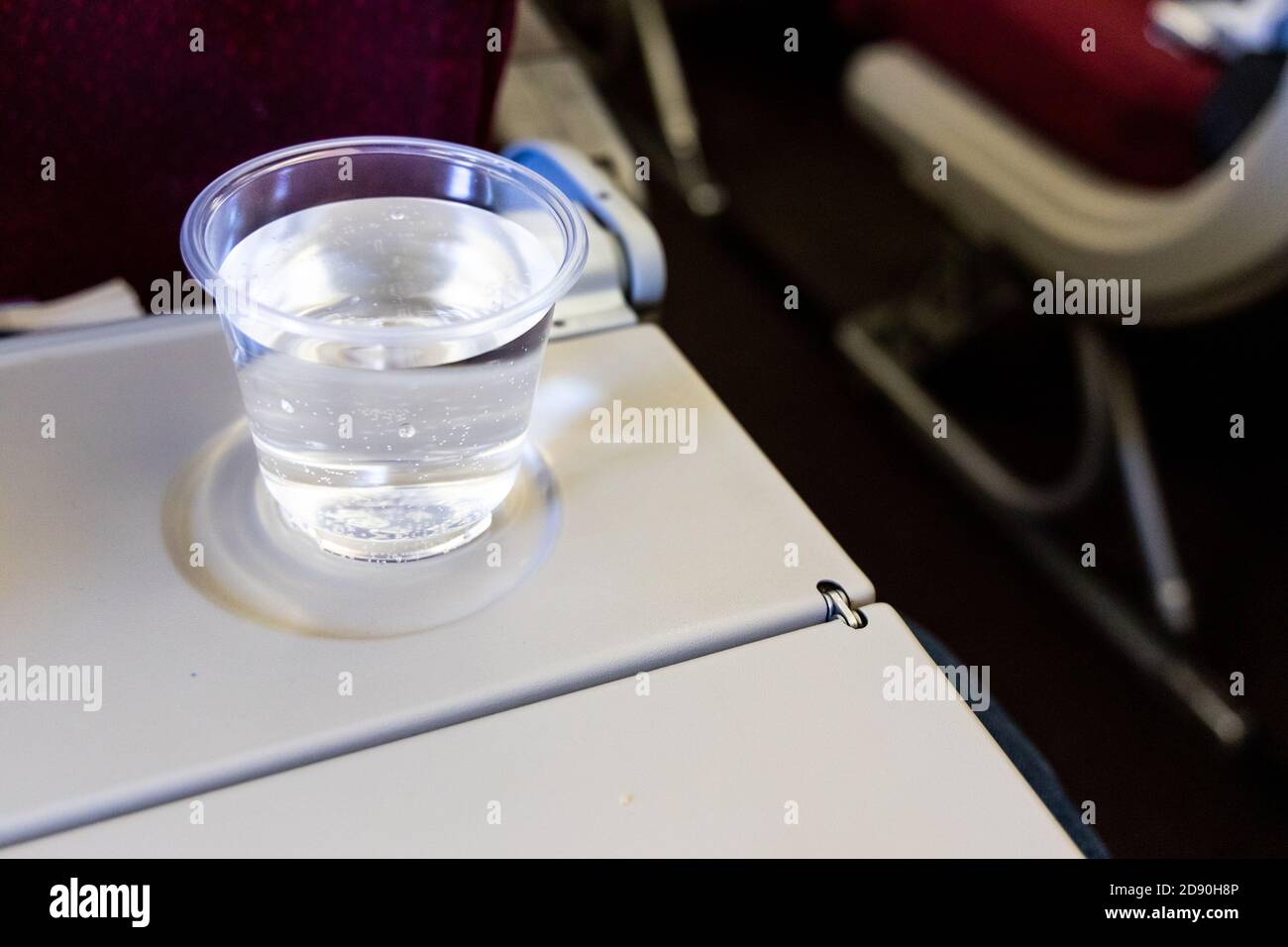 In der Kabine ein Glas Wasser auf dem Tisch. Trinken Sie, um Austrocknung zu verhindern. Stockfoto
