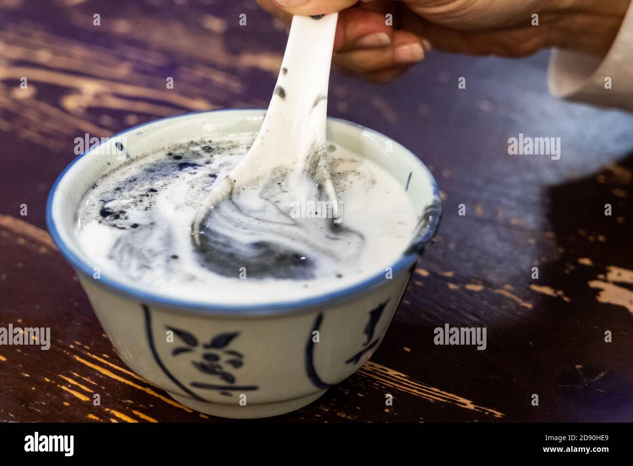 Kombination aus süßer Dessertsuppe mit Mandel und schwarzem Sesam Stockfoto