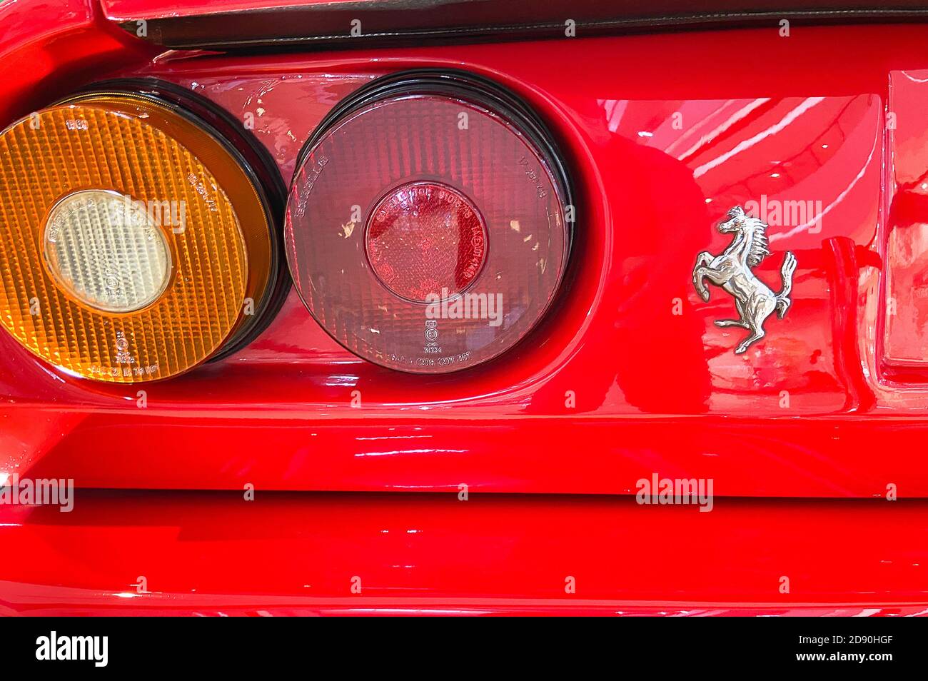 Eine schöne Rückleuchte aus rotem Fahrzeug Stockfoto