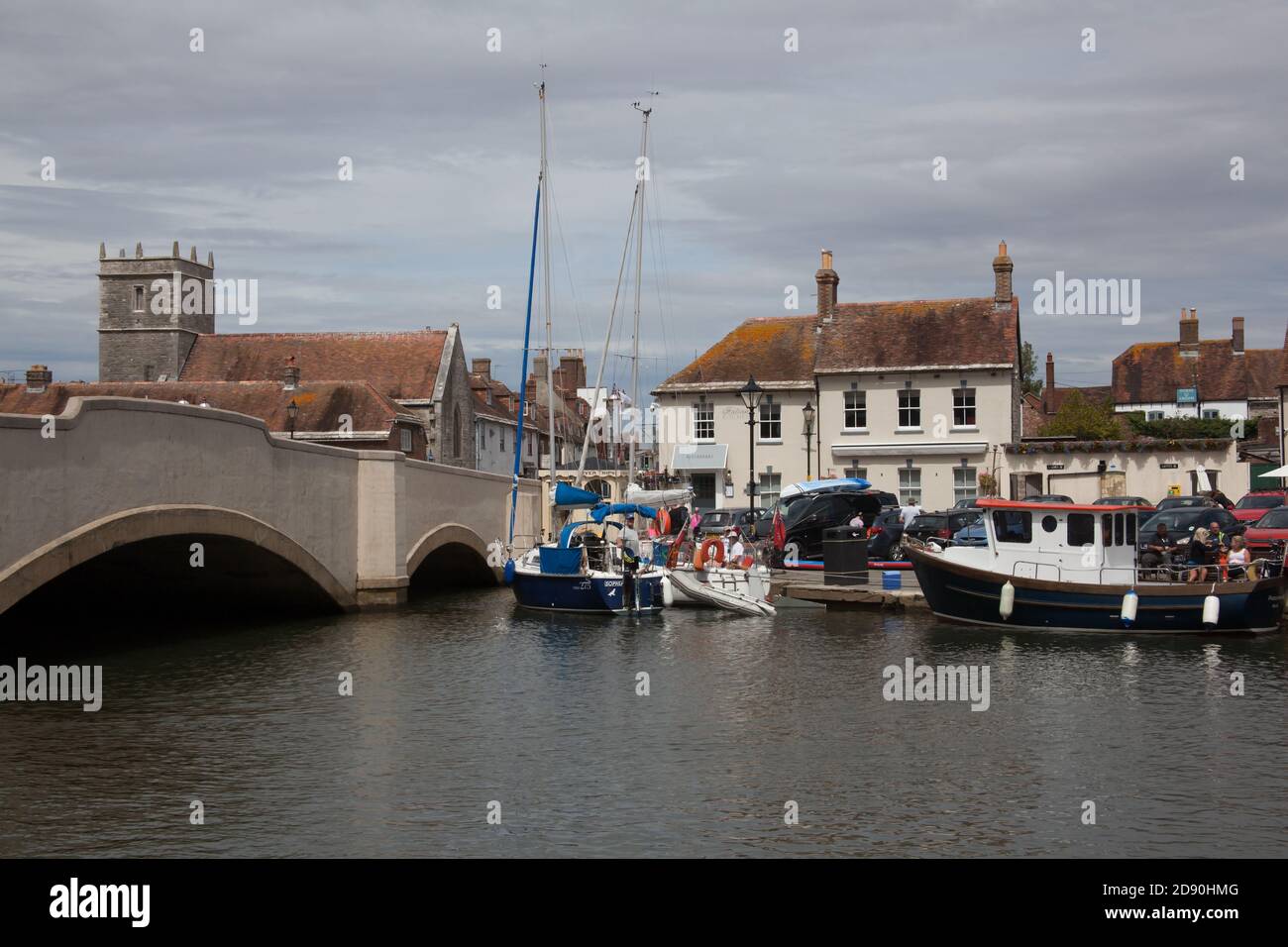 Boote am Wareham Quay an einem Sommertag in Dorset in Großbritannien, aufgenommen am 23. Juli 2020 Stockfoto