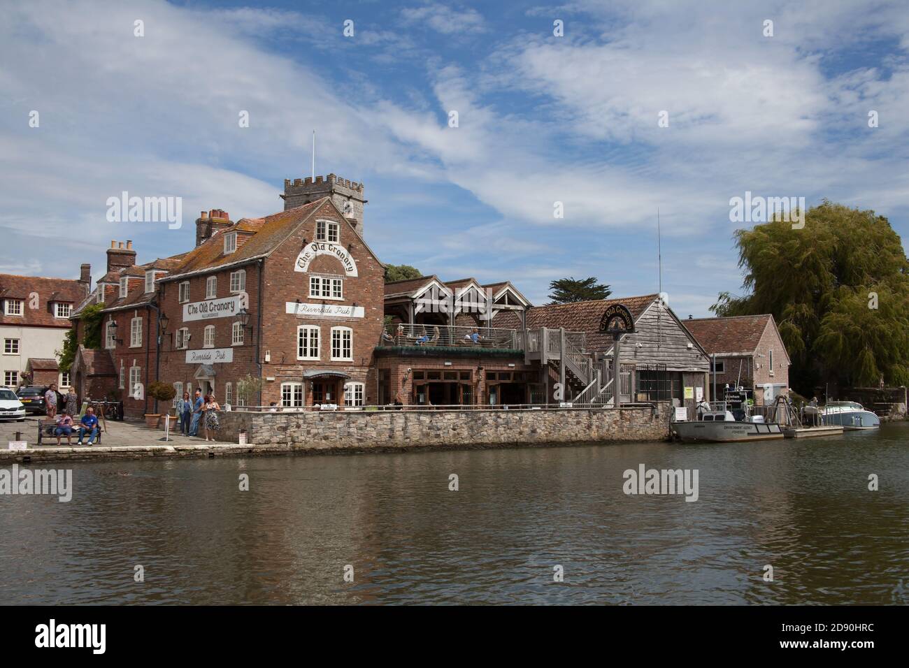 Die alte Kornkammer am Fluss Frome in Wareham, Dorset in Großbritannien, aufgenommen am 23. Juli 2020 Stockfoto