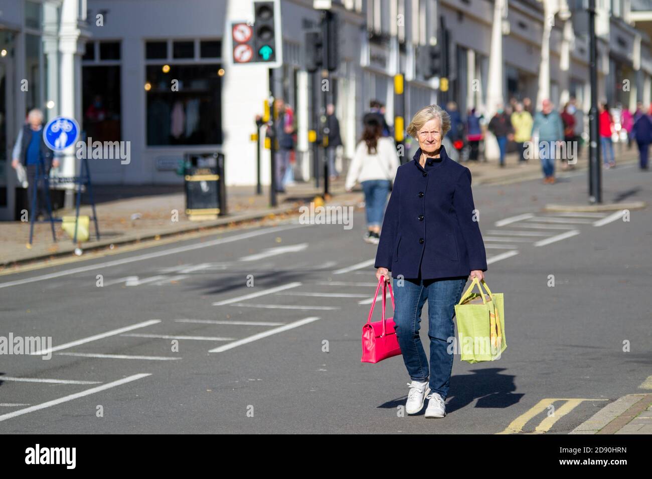 Lady führt Shopping in Leamington Spa, Warwickshire, als ein weiterer Monat lang Lockdown für Großbritannien droht Stockfoto
