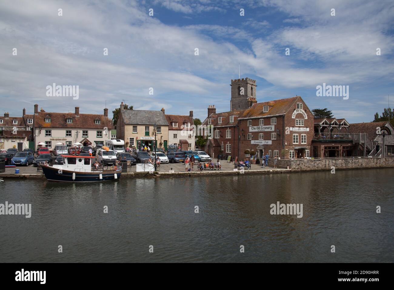 Blick auf die Gebäude am Wareham Quay über den Fluss Frome in Dorset in Großbritannien, aufgenommen am 23. Juli 2020 Stockfoto