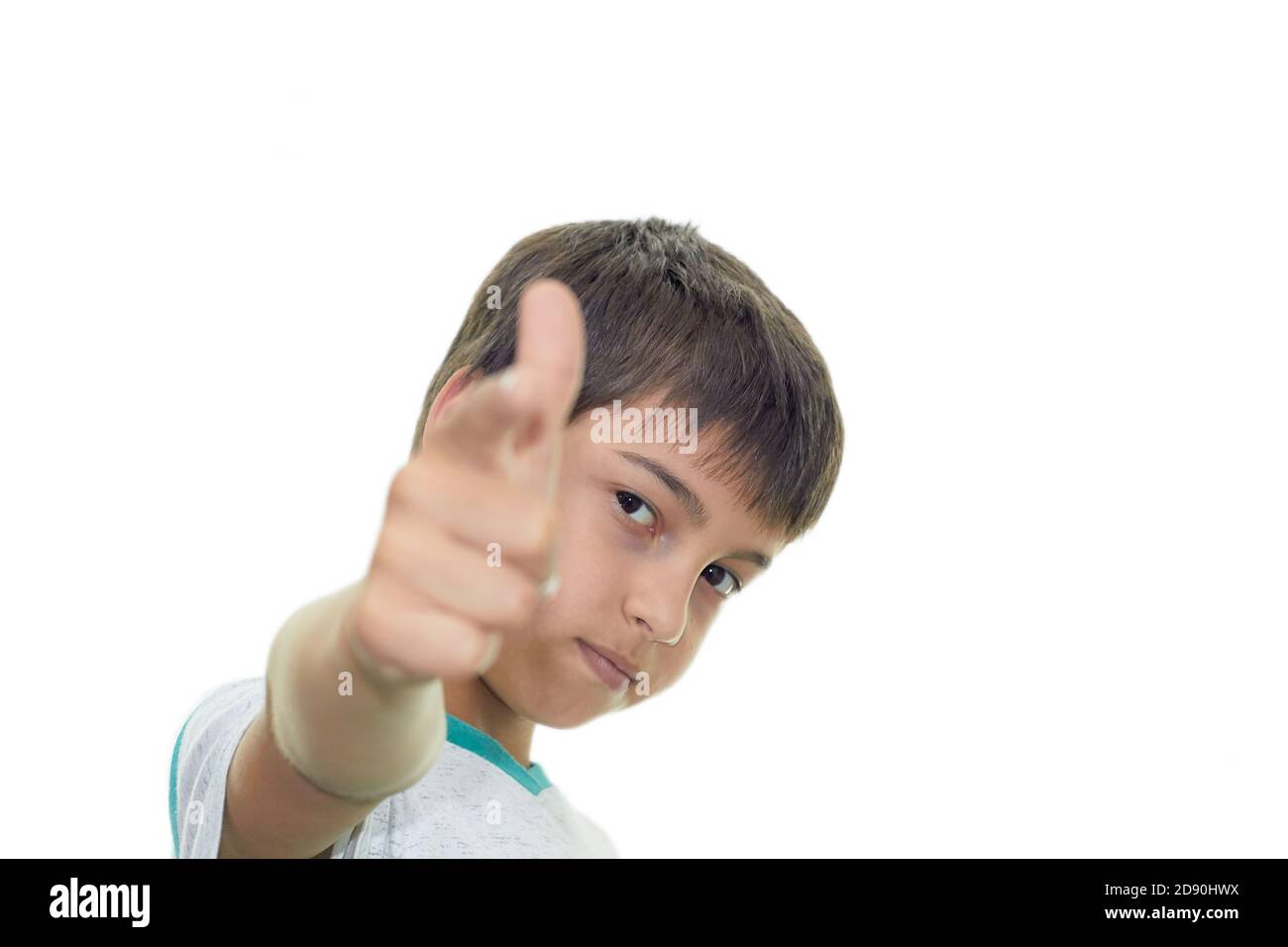 Ein dunkelhaariger selbstbewusster Junge schießt einen Finger auf die Kamera Stockfoto