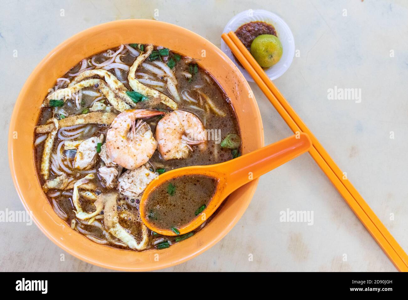 Einfache schnörkellose Sarawak laksa mit Garnelen und Hühnerfleisch Stockfoto