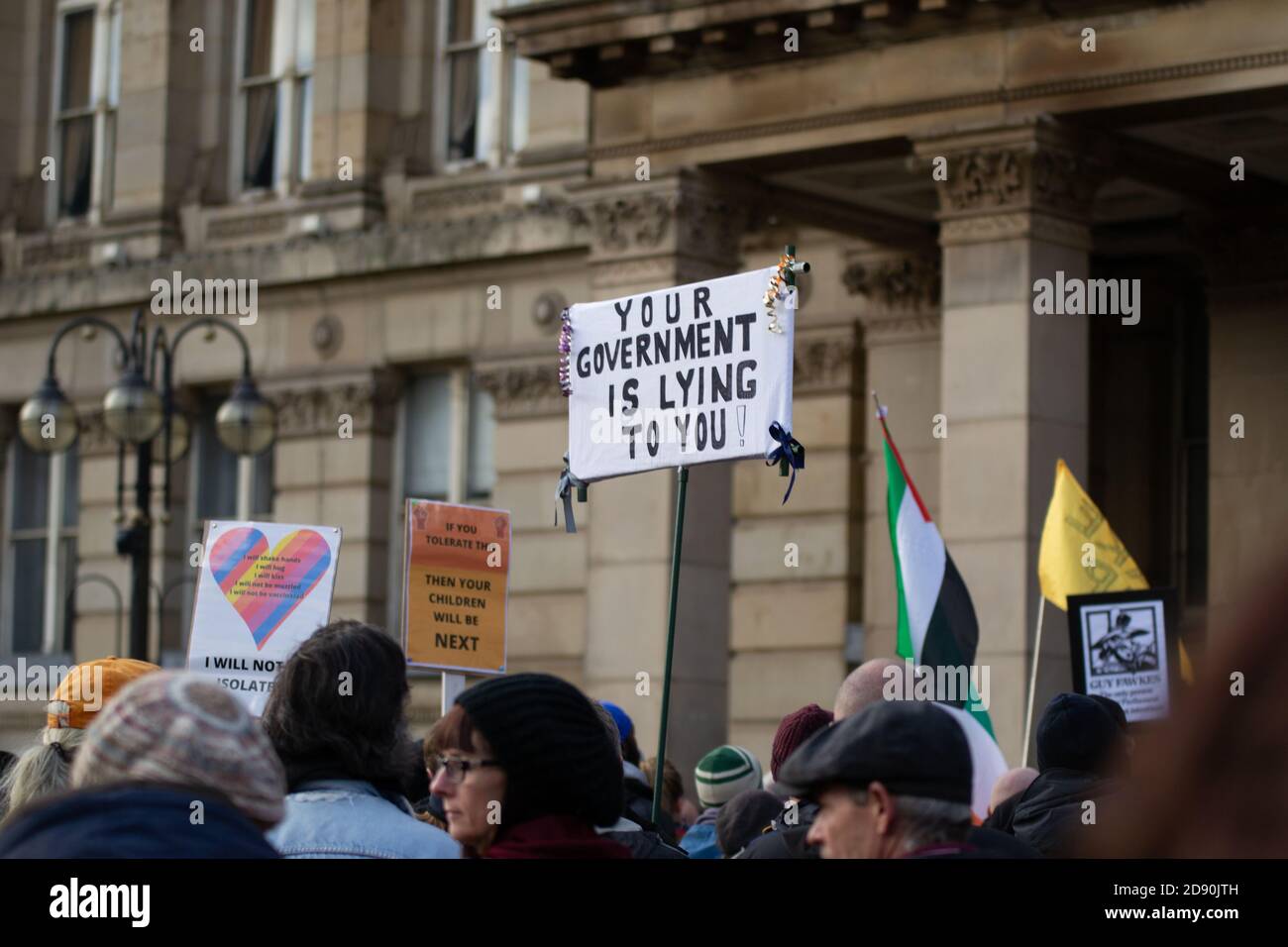 "Deine Regierung lügt dich an"-Schild bei der Freedom Rally in Birmingham am 31. Oktober, als Boris Johnson eine einmonatige nationale Sperre ankündigt Stockfoto