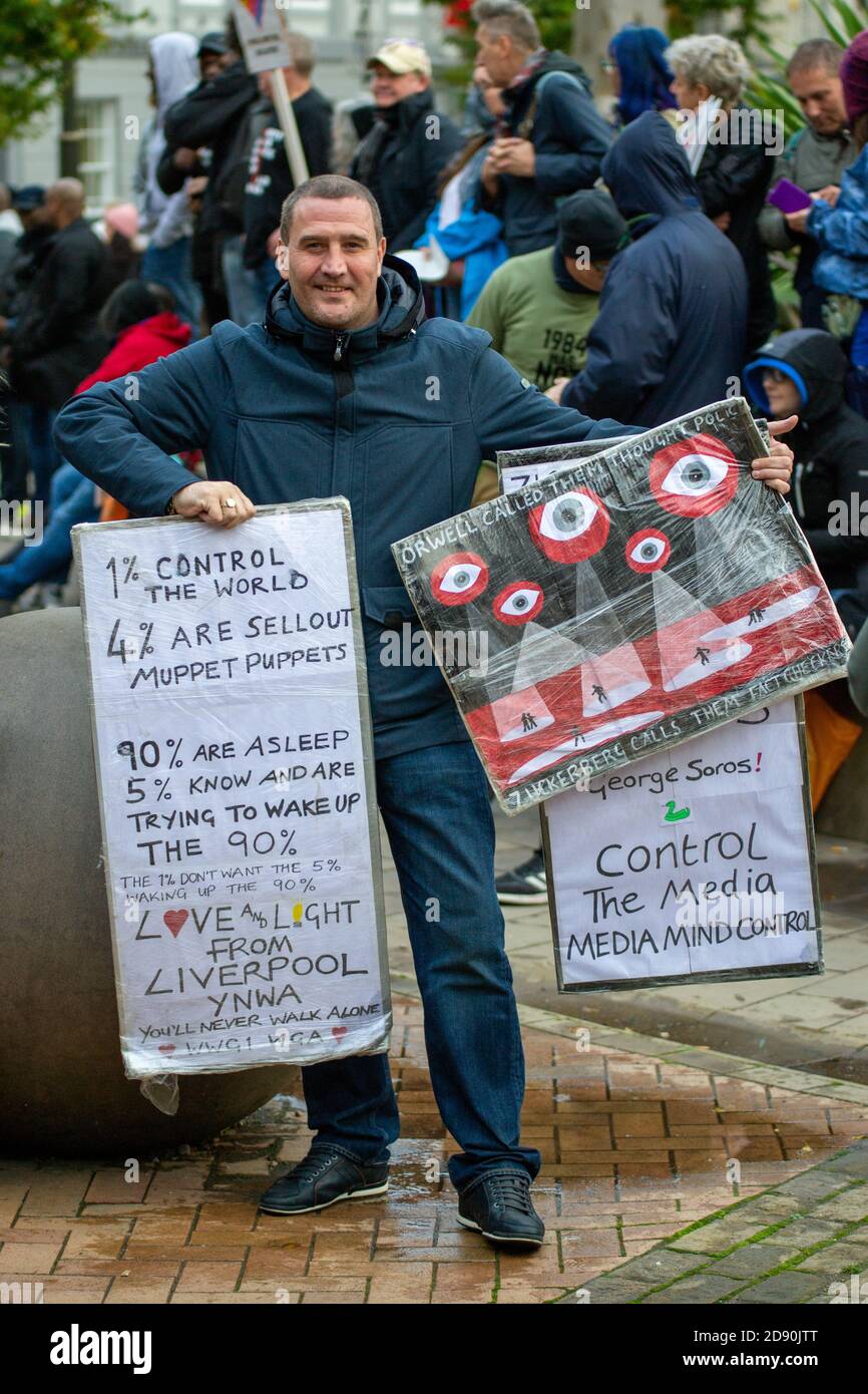 Der Mann hält ein Schild hoch, das Facebook-Faktenprüfer mit der Orwellschen "Thought Police" bei einer Anti-Lockdown-Kundgebung in Birmingham vergleicht. Kredit: Ryan Underwood Stockfoto