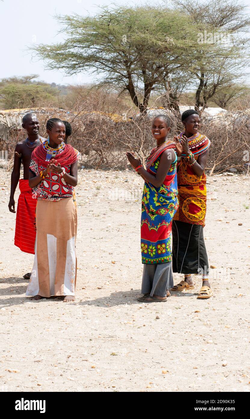 Maasai Frauen in traditioneller Kleidung, Mitglieder des Stammes der Samburu, in einem traditionellen Tanz, im Samburu National Reserve. Kenia. Afrika. Stockfoto