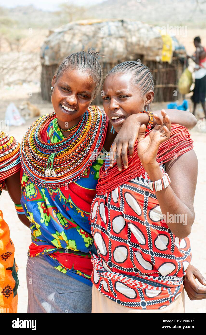 Maasai Frauen lächeln und tragen traditionelle Kleidung, Mitglieder des Stammes der Samburu, im Samburu National Reserve. Kenia. Afrika. Stockfoto