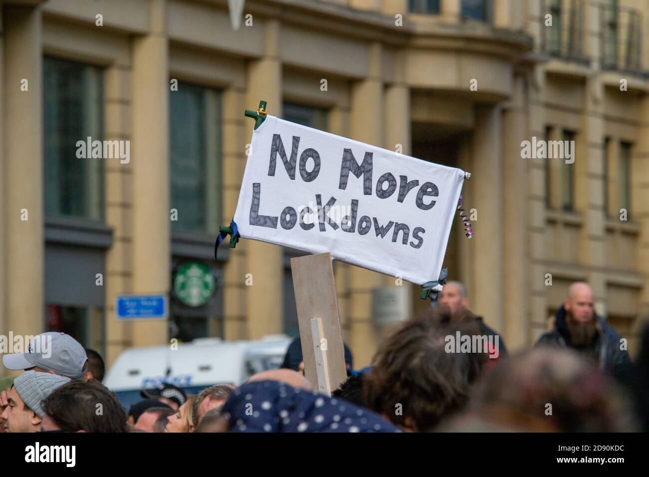 "No more Lockdowns"-Zeichen bei der Freedom Rally in Birmingham am 31. Oktober, als Boris Johnson einen Monat lang die nationale Sperre ankündigt Stockfoto