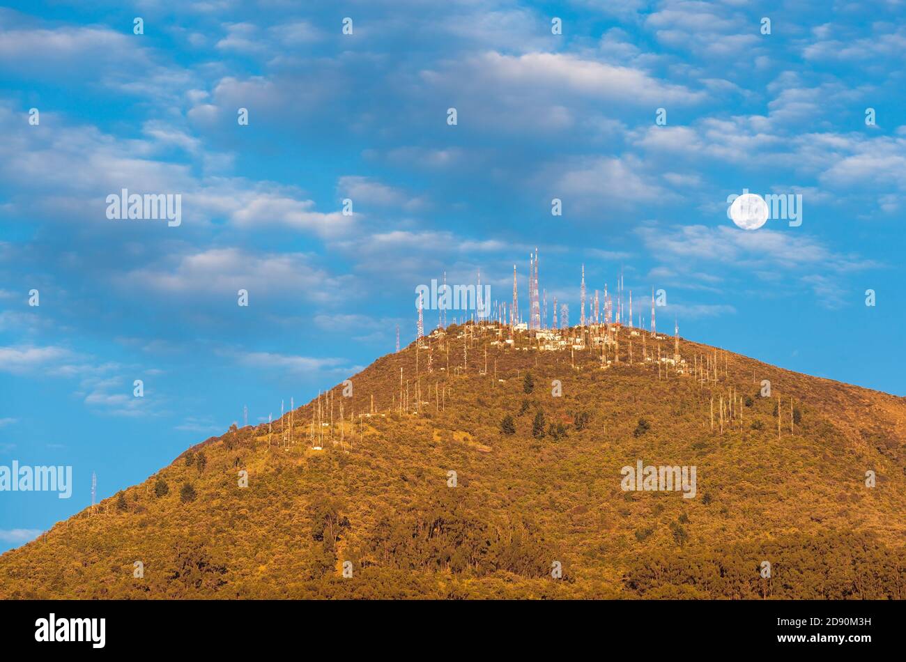 Vulkan Pichincha bei Sonnenaufgang mit dem vollblauen Mond, Quito, Ecuador. Stockfoto