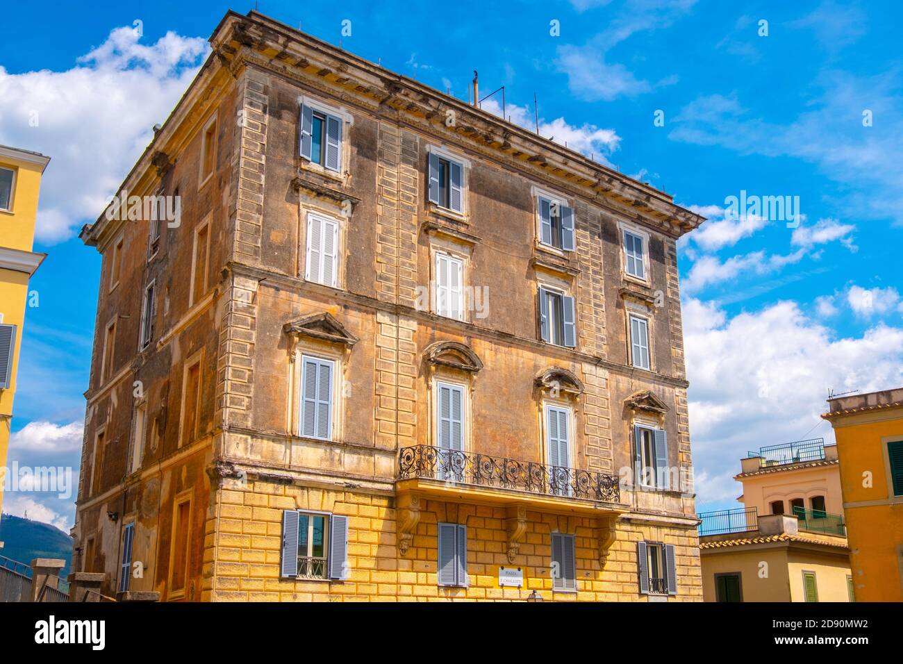 italienische Häuser farbenfrohes altes Gebäude mit lebhaftem blauen Himmel Stockfoto