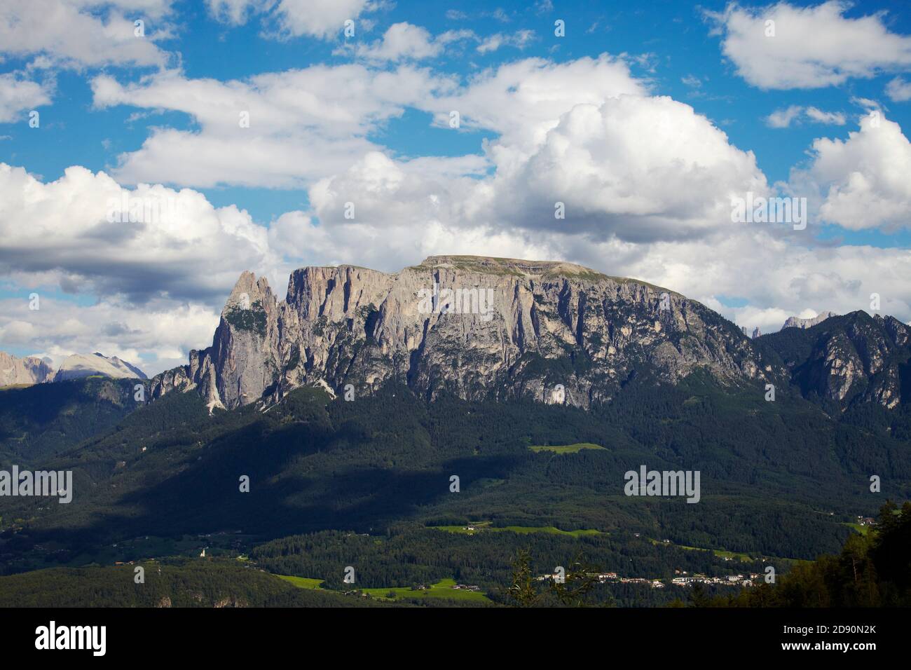 Panoramablick auf ein grünes Tal in trentino Alto adige Stockfoto