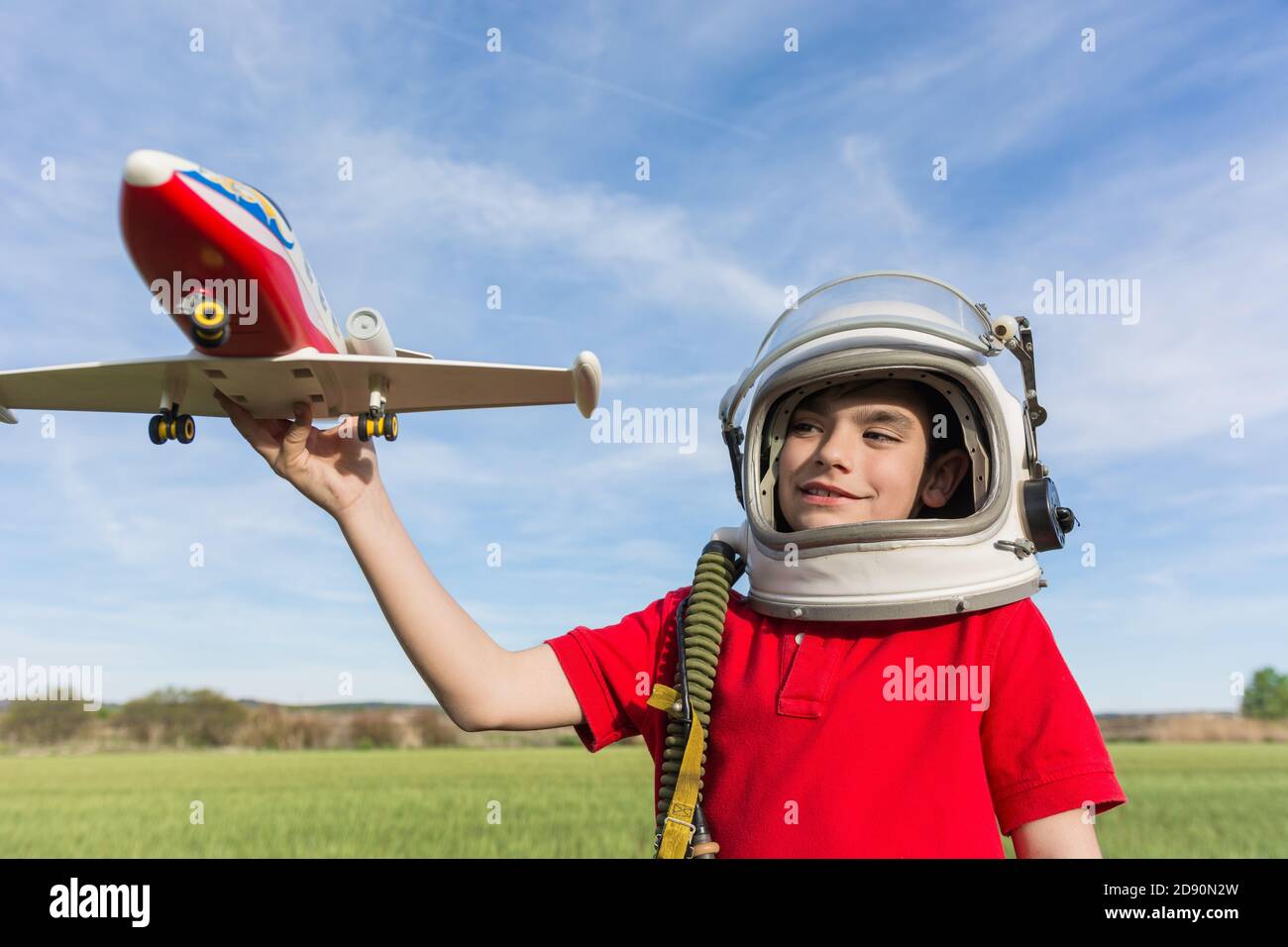 Boy mit Astronaut Helm und Flugzeug, spielen Pilot zu sein Stockfoto