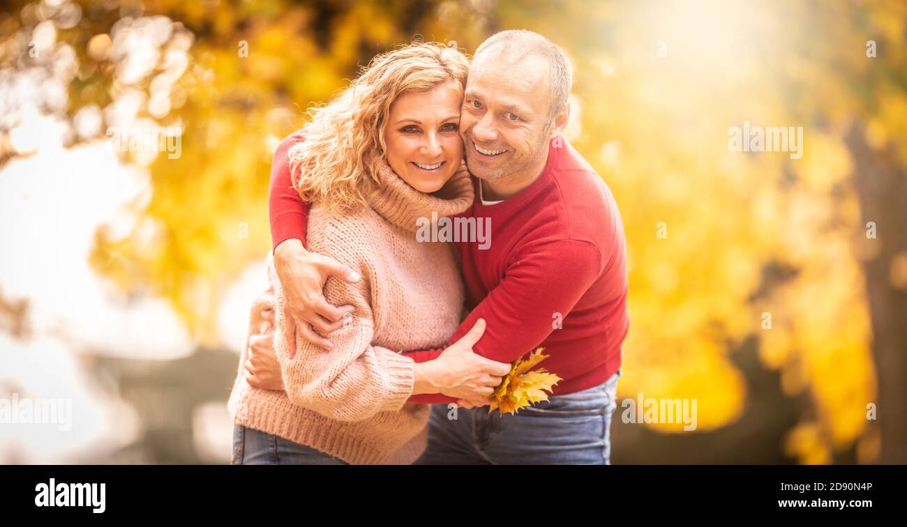 Glückliche Zeit eines Paares in der Liebe draußen in der bunten Herbst Natur. Stockfoto