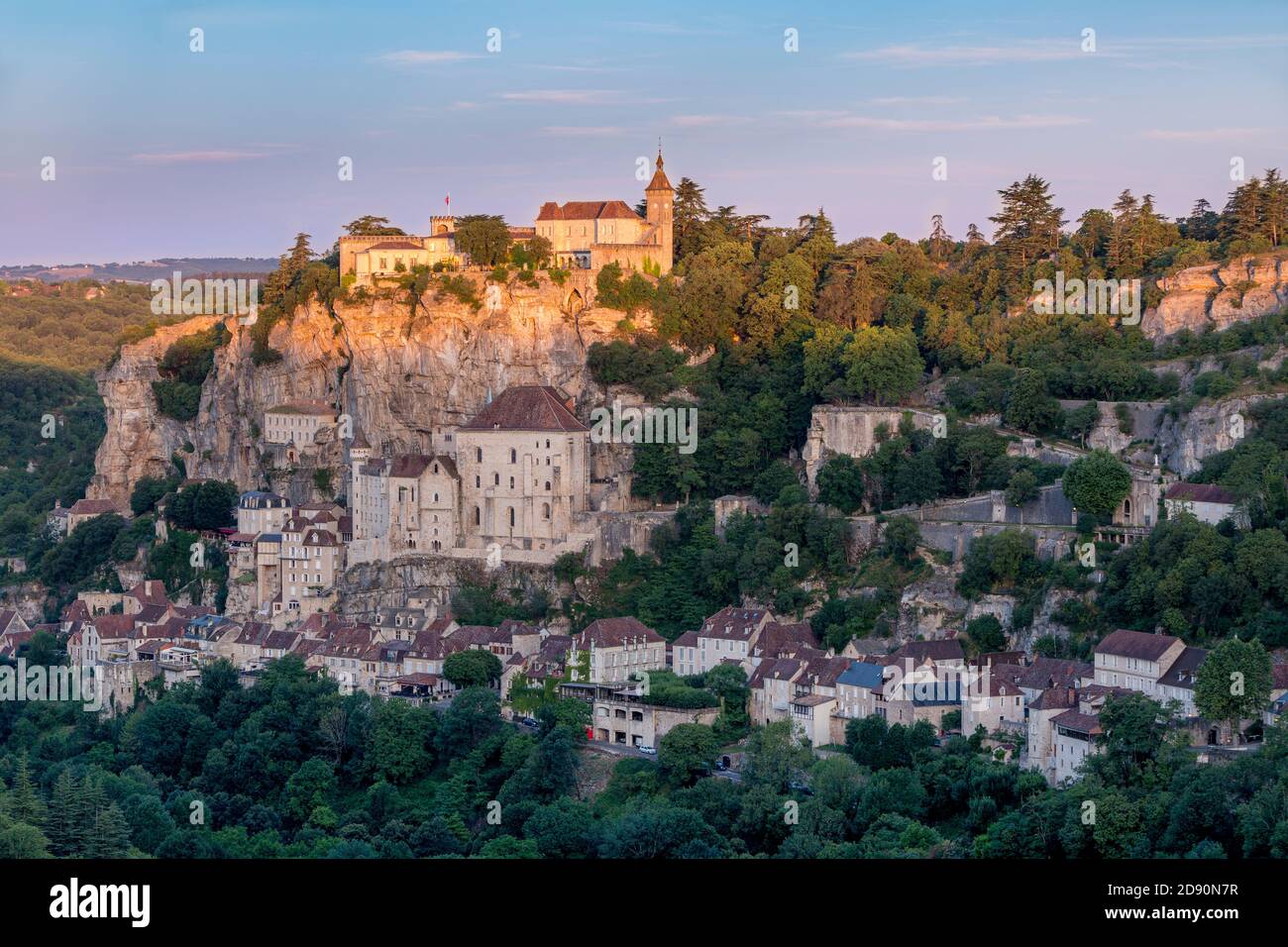 Sonnenaufgang über der mittelalterlichen Stadt Rocamadour, Departement Lot, Okzitanien, Frankreich Stockfoto