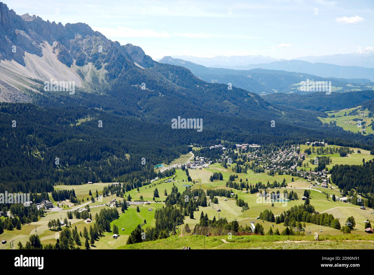 Panoramablick auf ein grünes Tal in trentino Alto adige Stockfoto